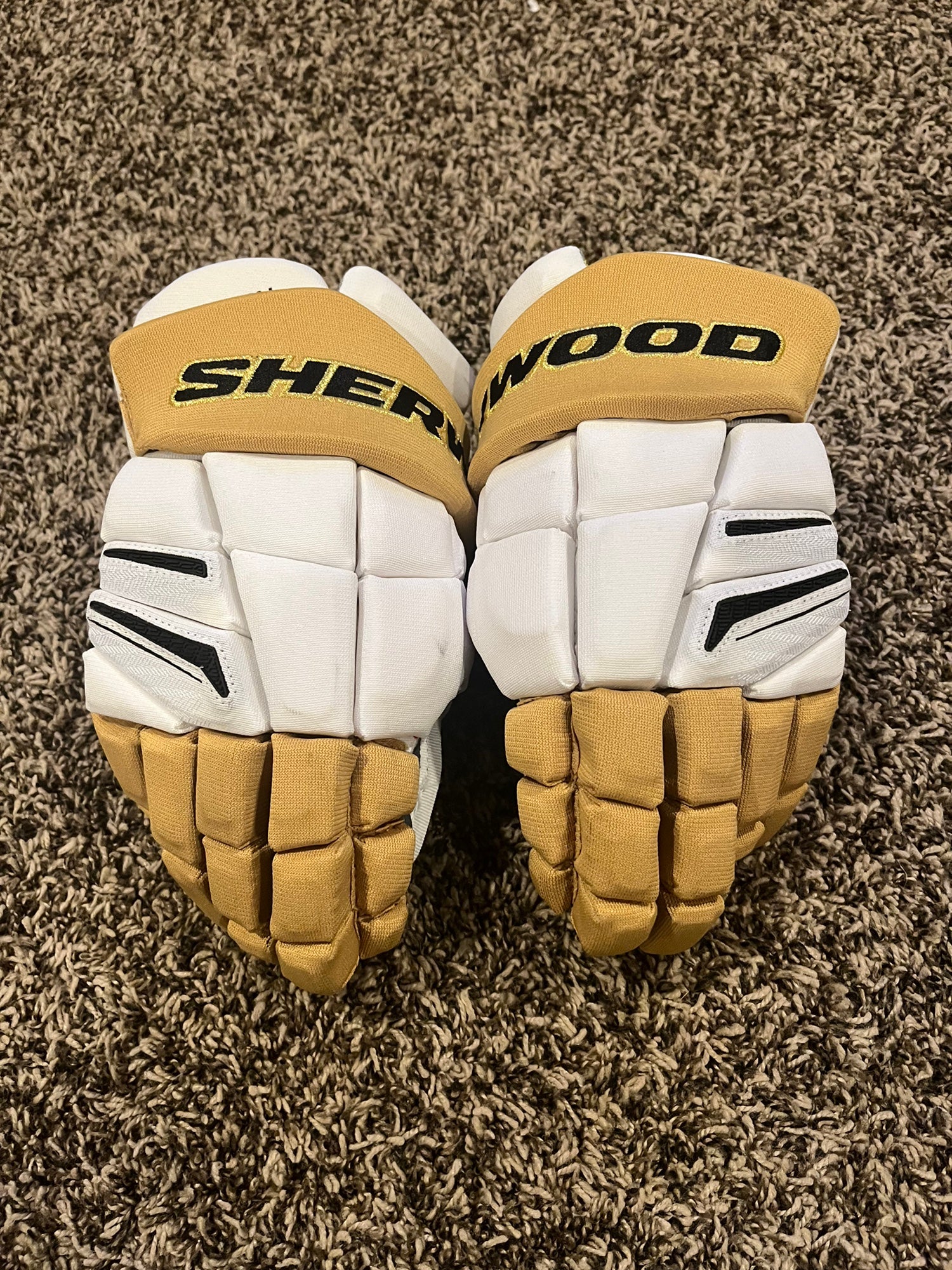 Sherwood Rekker Legend Pro - NHL Pro Stock Glove - Vegas Golden