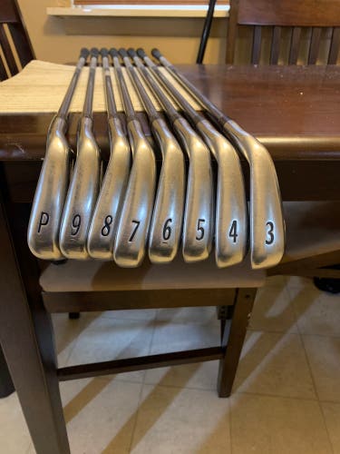 Men's Right Handed Regular Flex Graphite Shaft Ap1 716 Iron Set