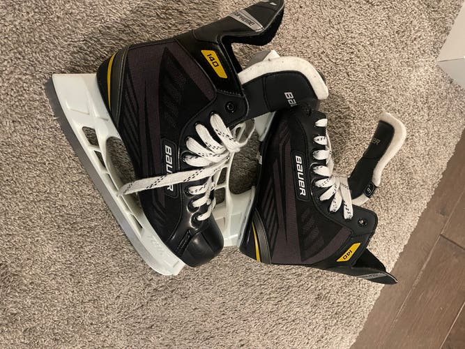 New Bauer Regular Width  Size 9 Supreme 140 Hockey Skates