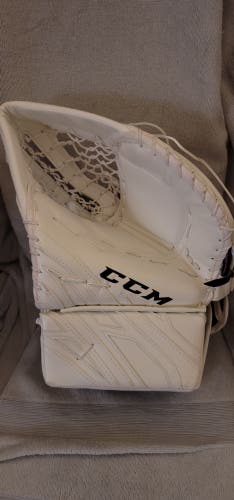 Brand New CCM EFLEX 4 glove. Regular hand