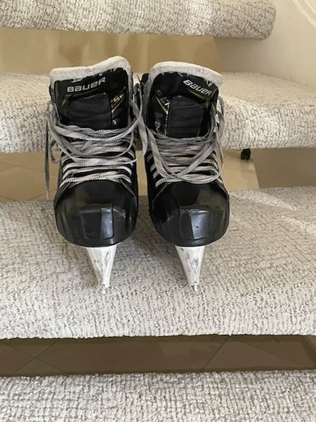 Great condition Like new Junior Used Bauer Supreme S27 Hockey Goalie Skates Regular Width Size 10