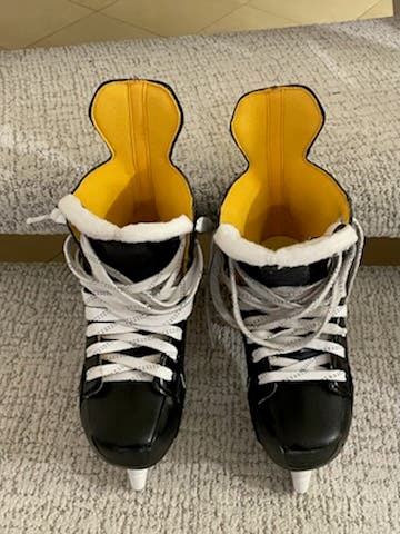 Great condition like new Junior Used Bauer Supreme S170 Hockey Skates Regular D Width Size 5.5