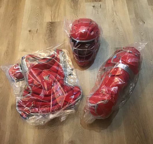 Brand New in Wrapper! Easton Jen Schroeder The Fundamental fast pitch catcher’s set Red size small