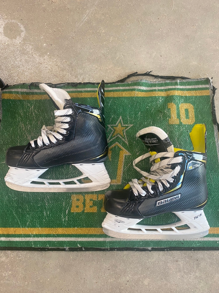 Used Bauer Regular Width  Size 3 Supreme S25 Hockey Skates