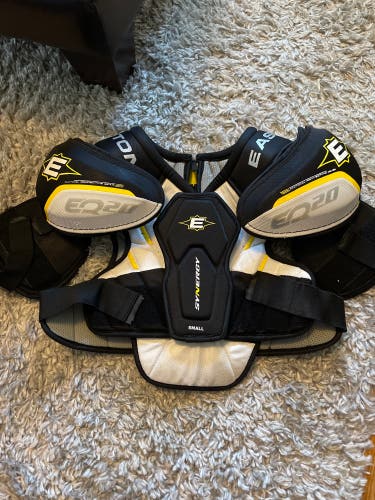 Easton synergy eq20 hockey shoulder pads