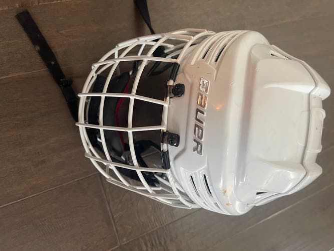 Used Medium Bauer Re-Akt 200 Helmet