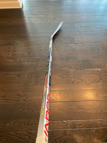 Senior Right Handed P92M Vapor Hyperlite Hockey Stick