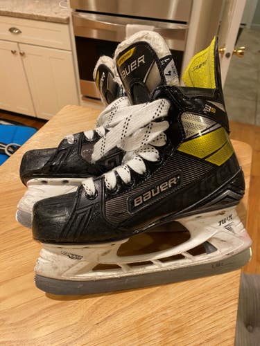 Intermediate Used Bauer Supreme 3S Hockey Skates Regular Width Size 4