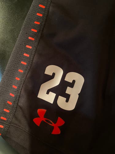 Wisconsin Team Under Armour Shorts Sz Medium