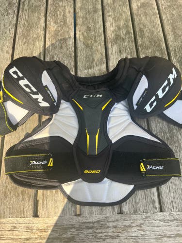 Junior Small CCM Tacks 9060 Shoulder Pads