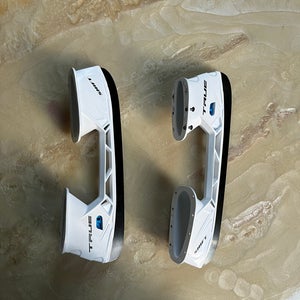 TRUE HOCKEY SKATE HOLDERS WITH STEEL (size 280)