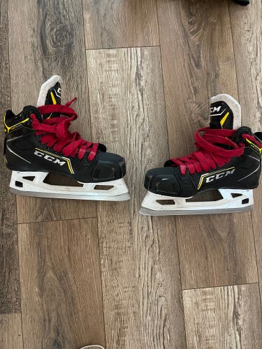 Used CCM Regular Width Size 7.5 Super Tacks Hockey Skates