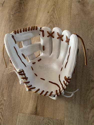 Brand-new never used! Easton Professional Fastpitch PCFP1175 RHT 11 3/4” I-Web