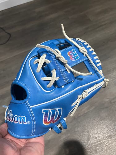 Used Wilson Right Hand Throw Infield A2000 Baseball Glove 11.5"