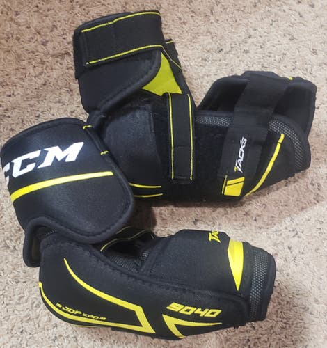 Used Large CCM Tacks 9040 Elbow Pads