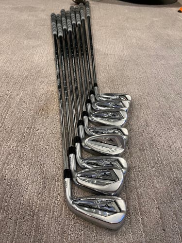 Men's Right Handed 7 Pieces JPX 921 Hot Metal Iron Set