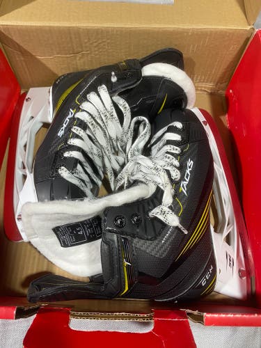 New CCM Extra Wide Width Size 4.5 Hockey Skates