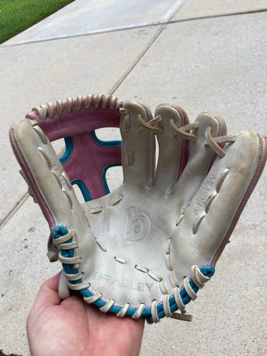 Custom youth Bradley glove