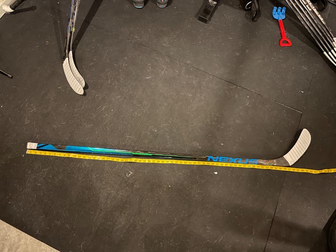 2 Senior Right Handed P28  Nexus Geo Hockey Stick