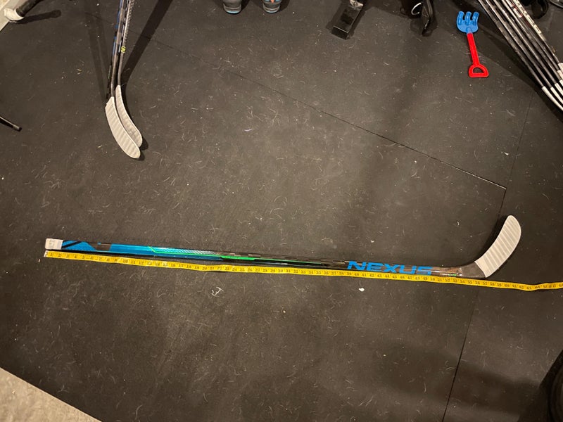2 Senior Right Handed P28 Nexus Geo Hockey Stick