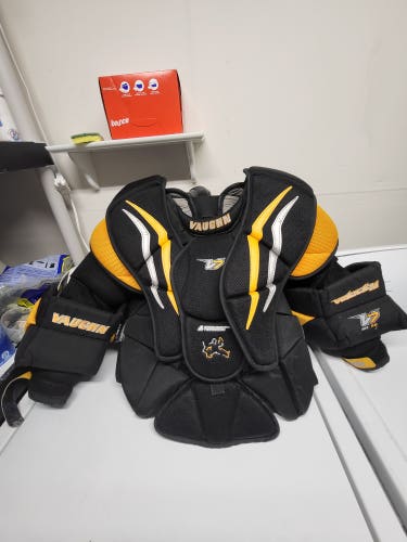 Used Intermediate XL Vaughn Velocity V7 Goalie Chest Protector