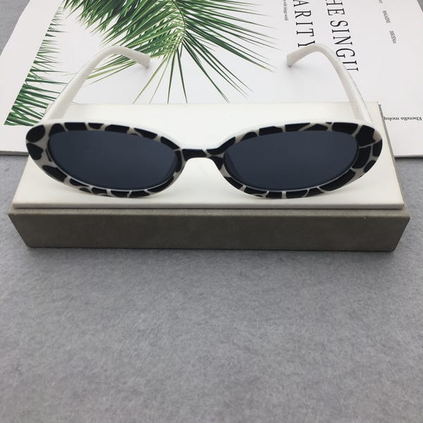 Vintage Round Sunglasses for Women Men Classic Retro  display picture 1