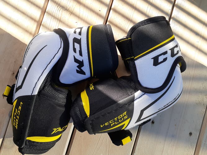 Used Medium CCM Vector Elbow Pads