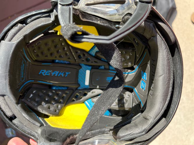 Used Large Bauer Re-Akt 95 Helmet