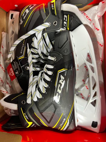 New CCM Regular Width Size 9 Super Tacks AS3 Hockey Skates