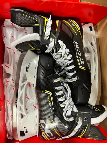 New CCM Regular Width Size 8.5 Super Tacks AS3 Hockey Skates