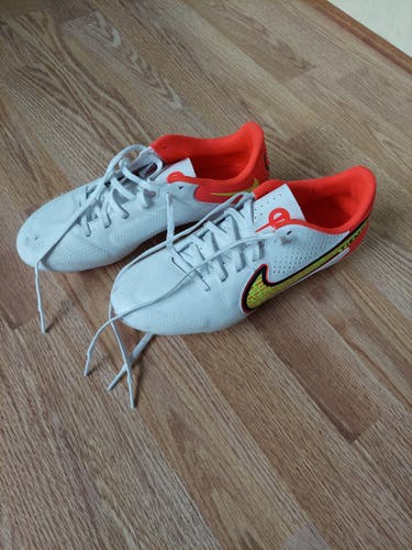 White Used Unisex Size 7.0 (Women's 8.0) Molded Cleats Nike Tiempo Legend 9 Academy MG Cleats