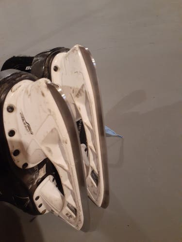 Junior Used Bauer Nexus N2700 Hockey Skates Extra Wide Width Size 5.5