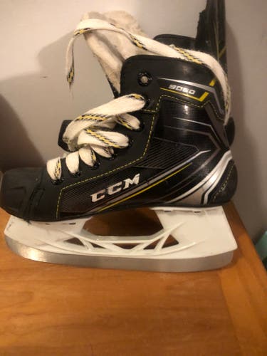 Junior Used CCM Tacks 9050 Hockey Skates Regular Width Size 2.5