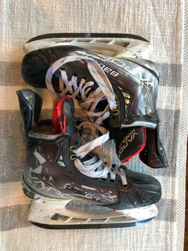 Junior Used Bauer Vapor Hyperlite Hockey Skates Regular Width Size 4.5