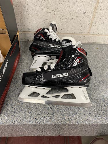 New Bauer Regular Width Size 3.5 Vapor X700 Hockey Goalie Skates