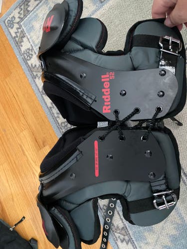 Russell S2 Youth Shoulder Pads medium