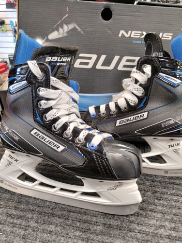 Junior New Bauer Nexus N2700 Hockey Skates Regular Width Size 4