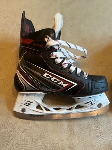 Junior Used CCM JetSpeed Xtra (Upgraded FT460) Hockey Skates Regular Width Size 2