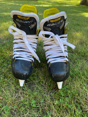 Used Bauer Regular Width  Size 9.5 Supreme 3S Hockey Skates