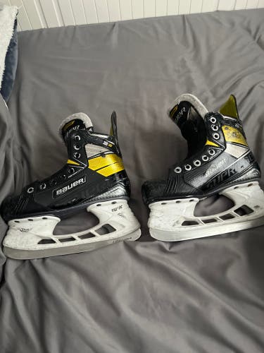 Used Bauer Regular Width Size 2.5 Supreme 3S Hockey Skates