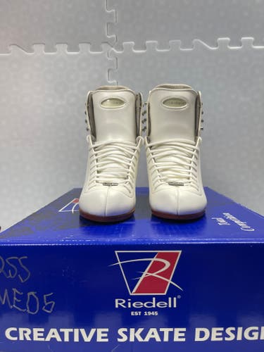 New Riedell 255 Figure Skates Size 5 MED Width