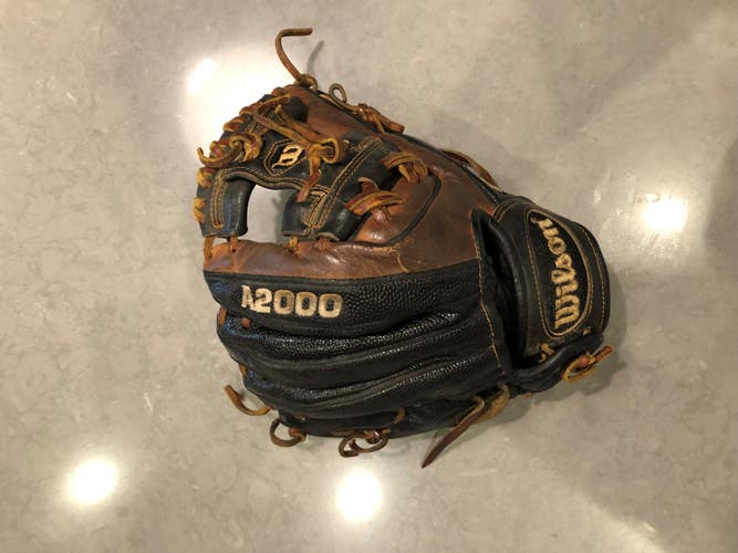 Used Right Hand Throw Wilson Infield A2000 Baseball Glove 11.25"