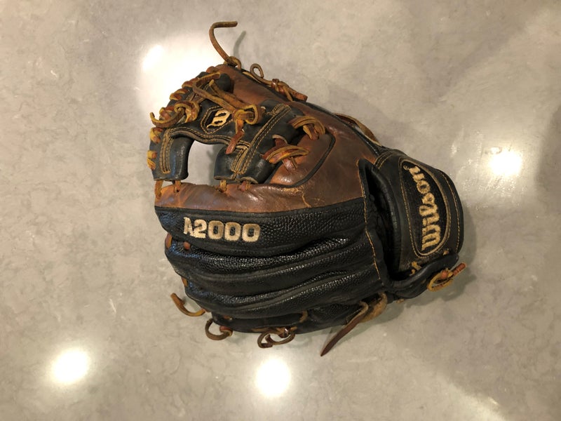 Used Right Hand Throw Wilson Infield A2000 Baseball Glove 11.25"