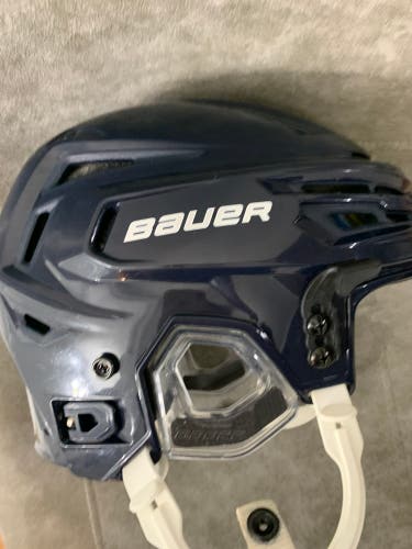 Used Medium Bauer Re-Akt 150 Helmet