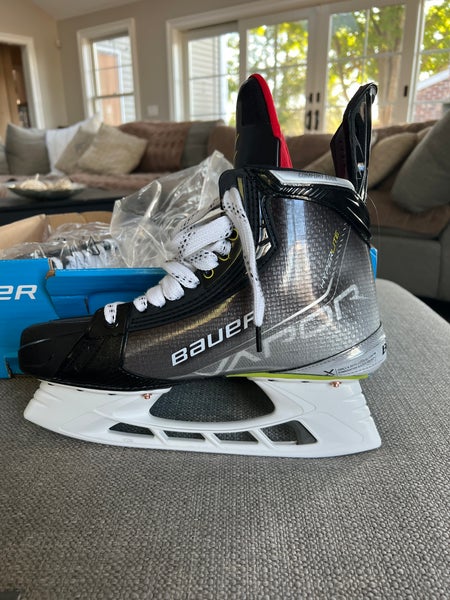 New Bauer Size 9.5 Vapor Hyperlite Hockey Skates