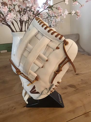 Brand New Easton Professional Collection Fastpitch Softball glove PCFP1275 12 3/4” H web