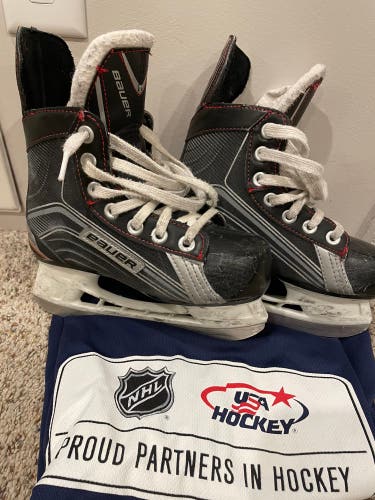 Used Bauer Regular Width Size 12 Vapor X200 Hockey Skates