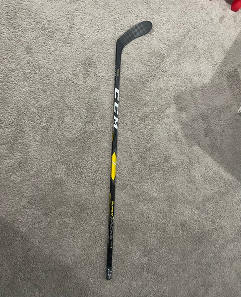Junior Right Handed P28 Super Tacks AS1 Hockey Stick
