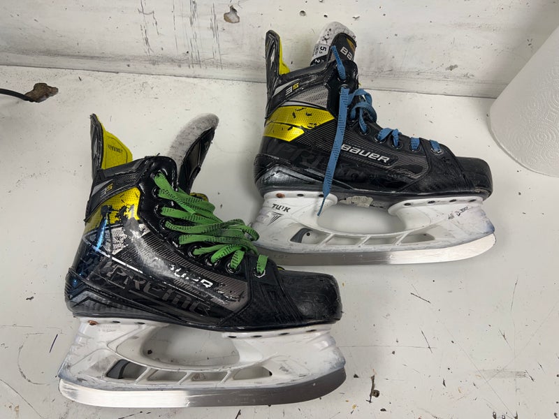 Junior Used Bauer Supreme 3S Hockey Skates Regular Width Size 5.5