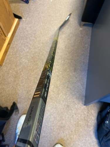 Senior Right Handed PM9 Pro Stock Supreme 2S Pro Hockey Stick